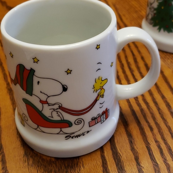 Vintage Peanuts Gang Christmas mugs - Picture 2 of 5